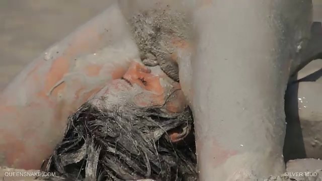 两个女学生吸了一个英俊的男人的长鸡
