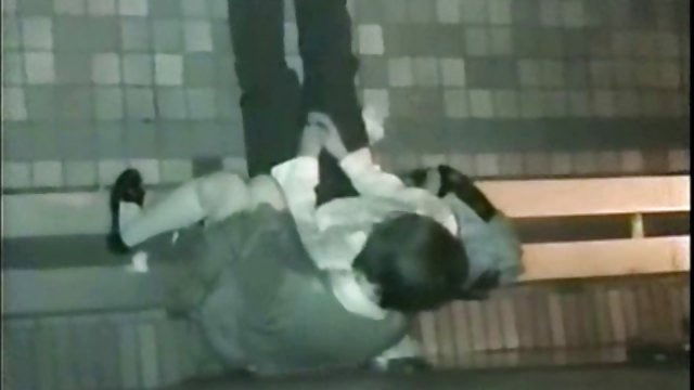 金发美女凯蒂·罗斯在她的嘴里拿了一个老pou