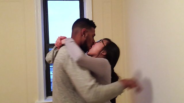 一个漂亮的小妞在镜子前吮吸一个鸡巴