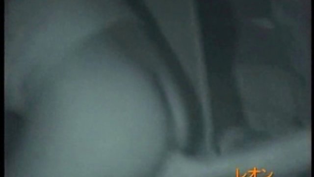 一个男性把他的烟熏塞进一只红头发的野兽的喉咙里