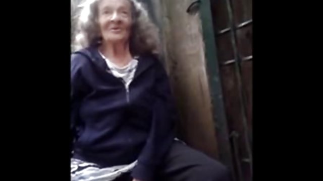 两个胖胖的骗子在绿色的草坪上