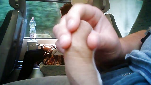 抽水马粗鲁地骂他的脂肪鼻出多汁的女性,和她的两个朋友在等待轮到他们玩一个厚厚的绑带的乐趣