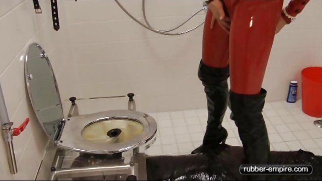 男人乱搞他的女仆,突然进入他的妻子,并开始卷起丑闻。他说服她有一个三人行,这是婊子不介意,但有一个条件,所有的精子会得到她