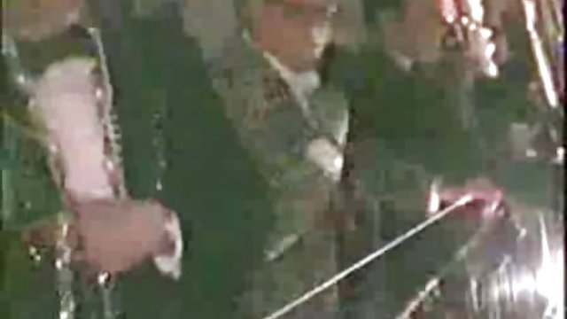 性感的双性恋夏洛特和凯蒂搞砸与一个年轻的英俊的男人