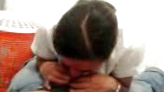 花花公子硬地在肛门里把金发女郎拉了