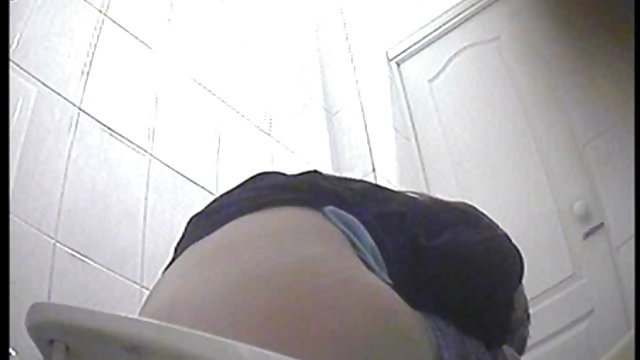 看到一个巨大的黑鬼成员,丰满的金发女郎大喊幸福,舔它从四面八方,乞求迅速推到他干这个强大的鱼群