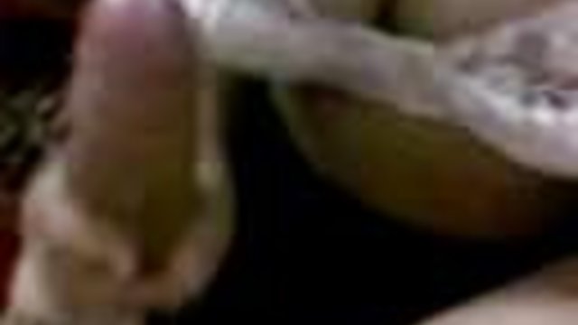 强大的迪克已经留在黑发的美丽嘴,然后充满激情不仅她多汁的阴道,而且一个美妙的,紧绷和甜蜜的