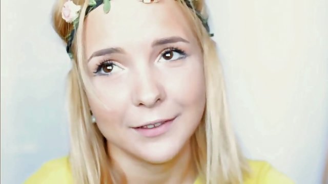 两个年轻的白色金发女郎乱搞肛门与一个家伙