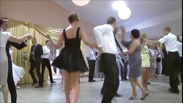 哥德在屁股上干了个婊子,把精子倒在她身上。