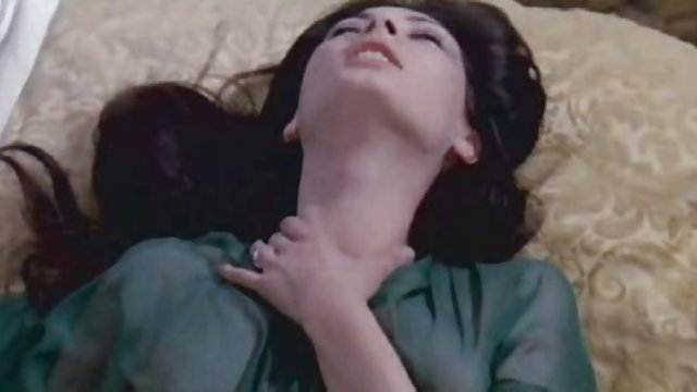 丰满的布鲁内特黛西与秃头花花公子