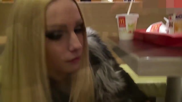 拉丁凯莎与一个大屁as 乱搞和 吸一个迪克英俊在纹身