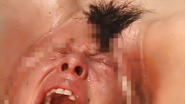 秃头婊子与她的舌头切成两半乱搞一个成熟的男人
