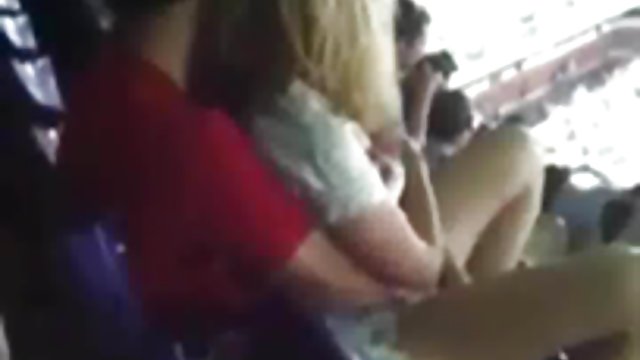 美丽的拉丁与大乳房吸吮情人的鸡巴