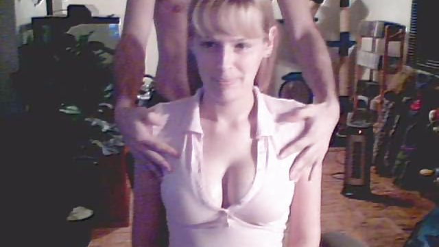 一个甜美的女孩看了成人电影,决定尝试同样的。打电话给邻居,她脱下他的裤子,没有任何额外的一个字,并深深地吞下他的鸡巴,用弹性肛门孔剃他的手指