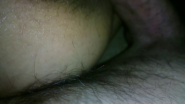 庆祝新的一年的工作,两个婊子相当膨胀,想舔对方热信。他们被导演抓住,并抓住两个,开始写在他们的脸和衣服
