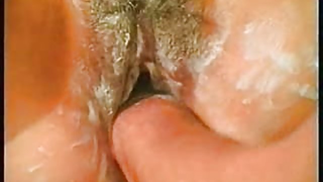 布鲁内特焊工不仅应付工作,而且可以完美地的家伙