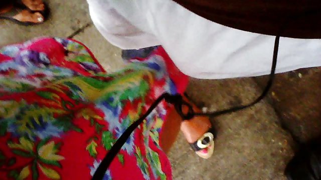 金发女郎戴上了男人的面具,这样他就不会看见她丰满的妈妈了。