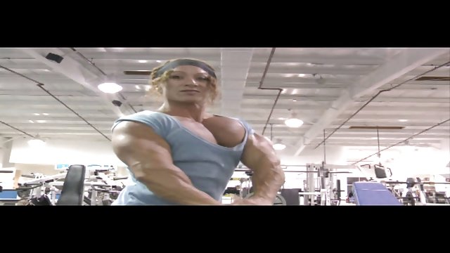 激情的金发女郎乱搞与美丽的丈夫在早餐