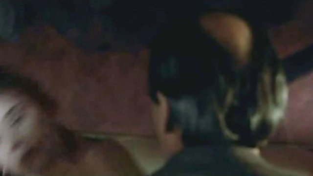 一名男性和两名狙击手的军事小组
