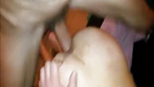 两个面包屑使一个小鬼一个和吞咽精子