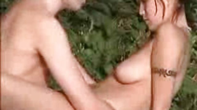 两个丰满的性感小鸡安排了一个三人行性与黑人