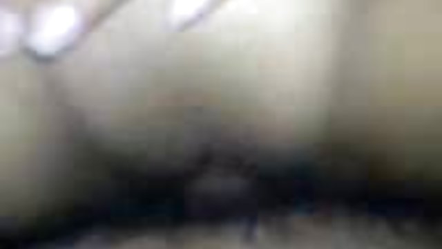 美丽的黑发美女刚刚遇到这家伙,并立即给自己